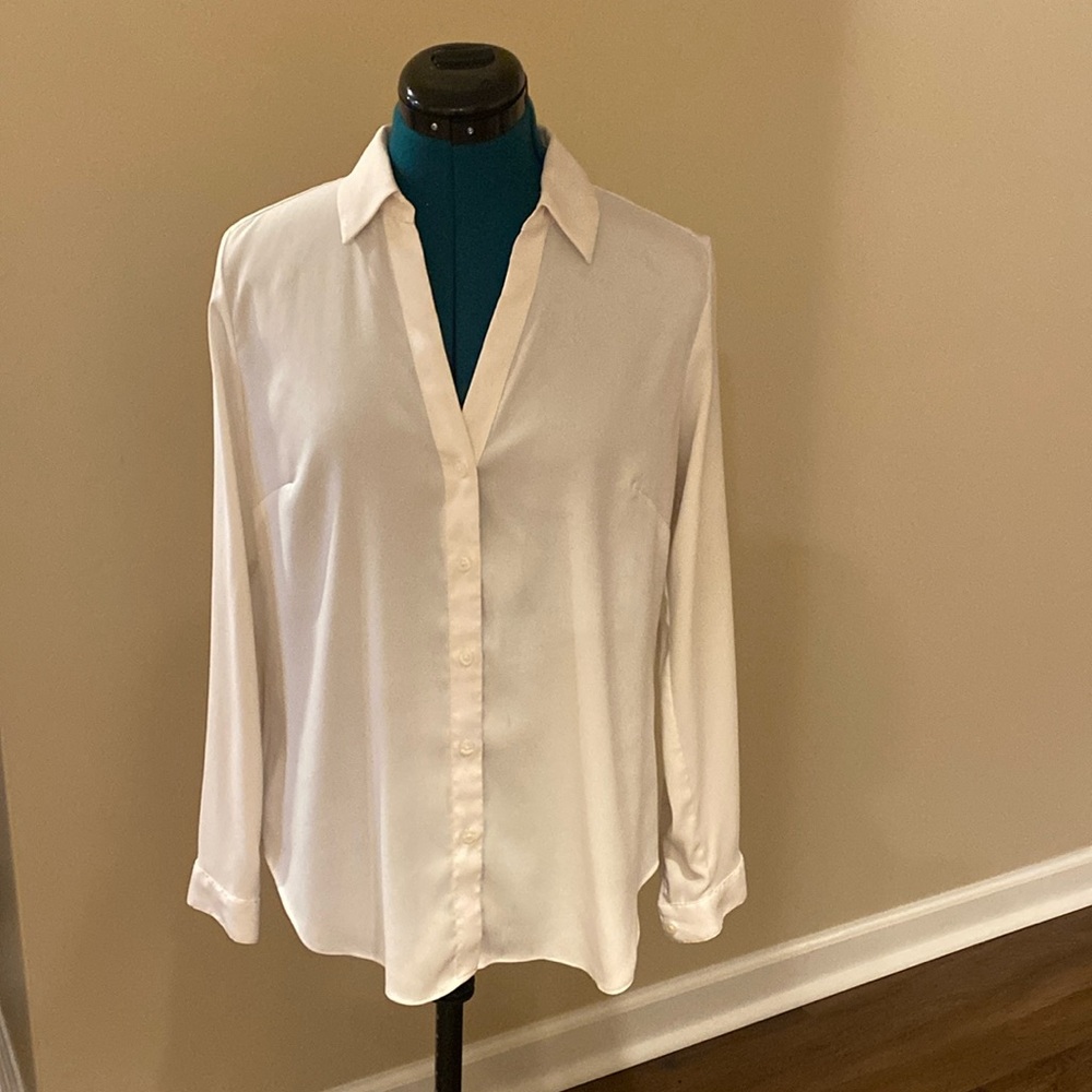Women’s creme colored button up Ann Taylor Dress Shirt